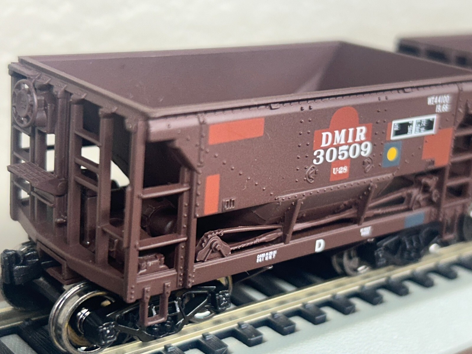 DULUTH MISSABE & IRON RANGE ” DM&IR ” IRON ORE HOPPER 12 pack HO SCALE GOLD NEW