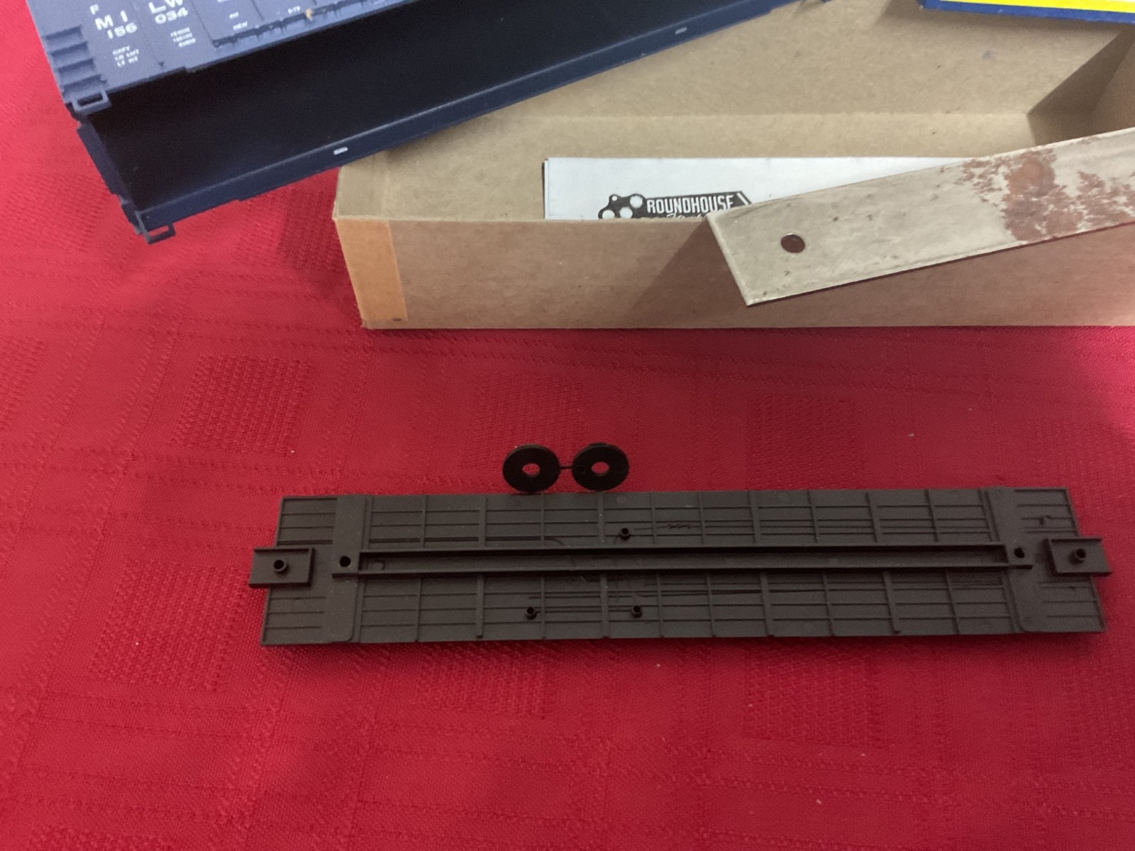ROUNDHOUSE HO-SCALE 50’ MILWAUKEE DOUBLE DOOR BOXCAR KIT #1984 BRAND NEW 🚂