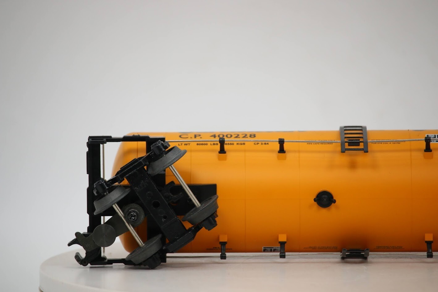 MTH 1984 O SCALE #400228 C.P. Canadian Pacific Yellow Single dome TANK CAR