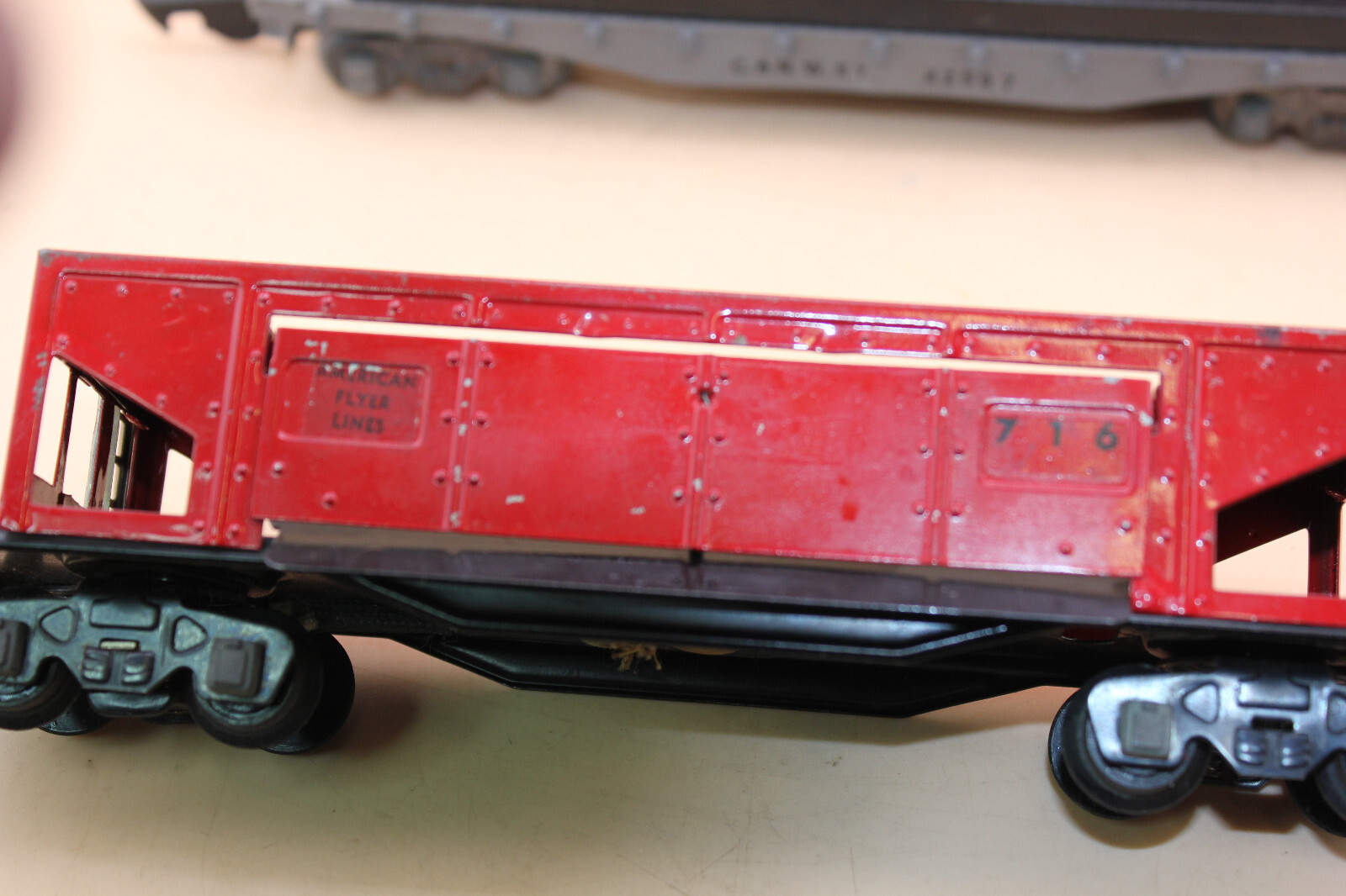 4 AMERICAN FLYER S GAUGE FREIGHT CARS 634 SEARCH LIGHT, 716 SIDE DUMP, 629 630