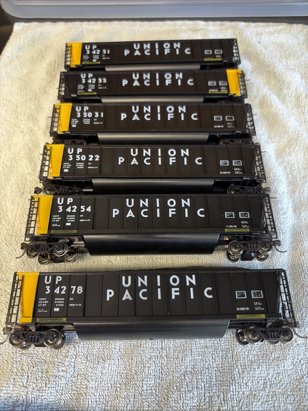 HO Scale, 6 Roundhouse 50’ Bath Tub Gondola Coal Porters “Union Pacific” – Loose
