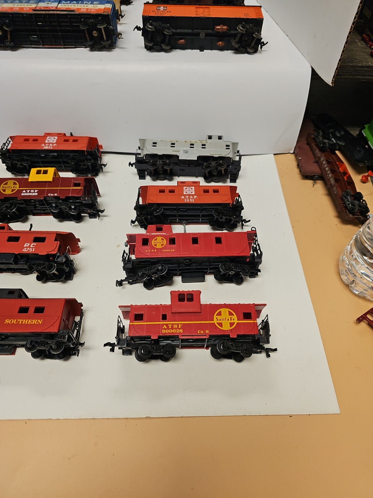 HO Scale Lot of 21 Mixed Caboose & Box Car, Tyco, Life-Like, Lima,Tri-ang More