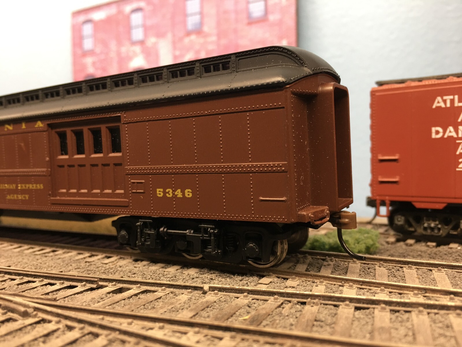 Truck Adapter KIT to install Walthers’ trucks on IHC 72ft Baggage Car