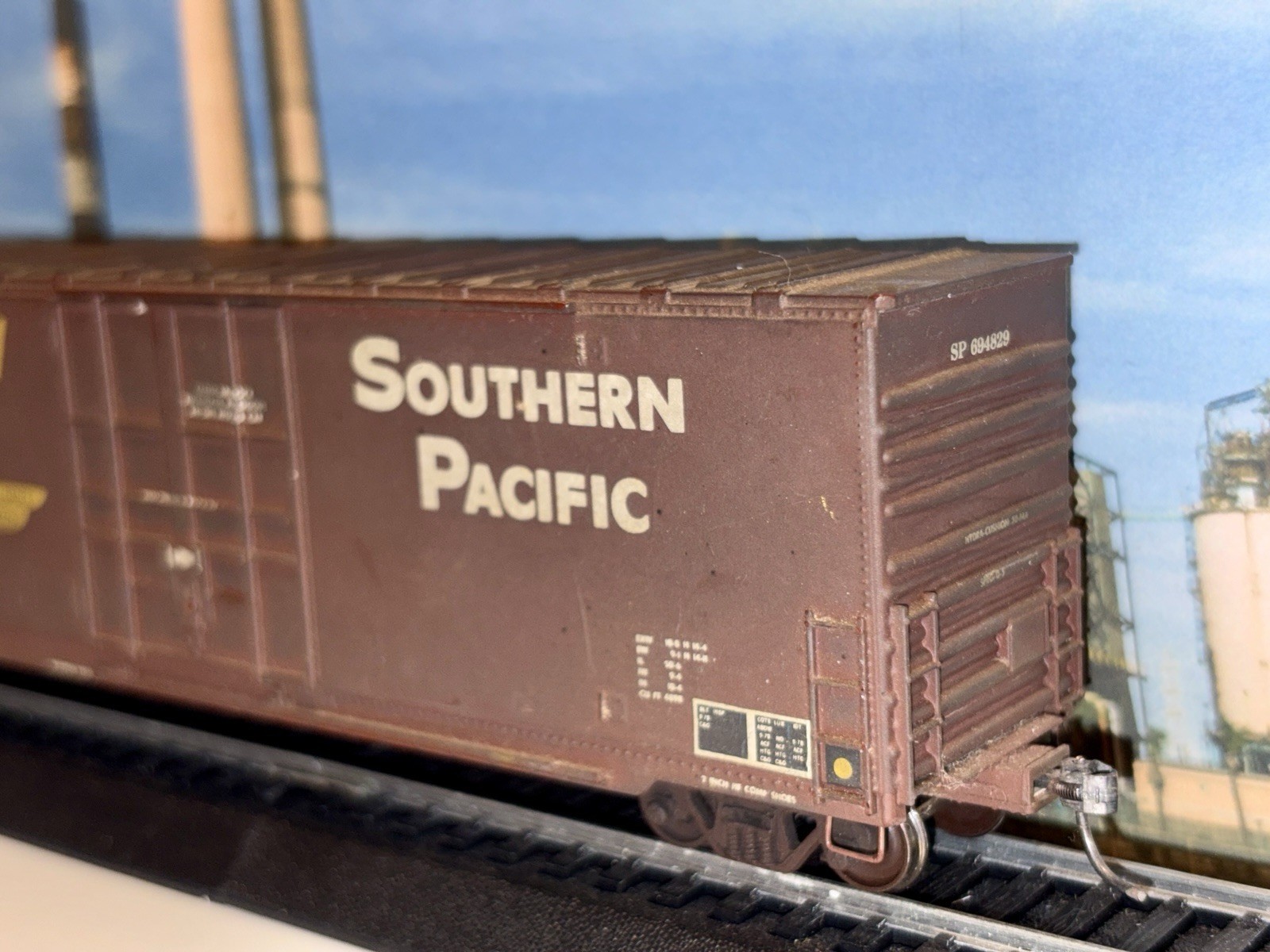 HO Roundhouse Southern Pacific 50’ PCF B-70 Plug Door Boxcar SP 690437 Weathered
