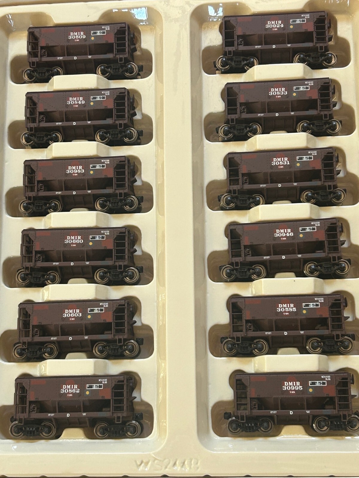 DULUTH MISSABE & IRON RANGE ” DM&IR ” IRON ORE HOPPER 12 pack HO SCALE GOLD NEW
