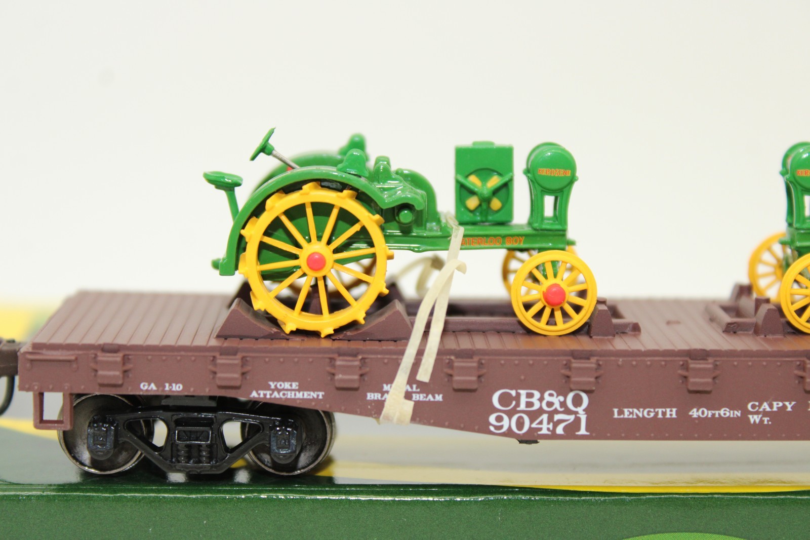 Athearn HO Scale CB&Q Burlington 40′ Flat Car John Deere Waterloo Boy Tractors