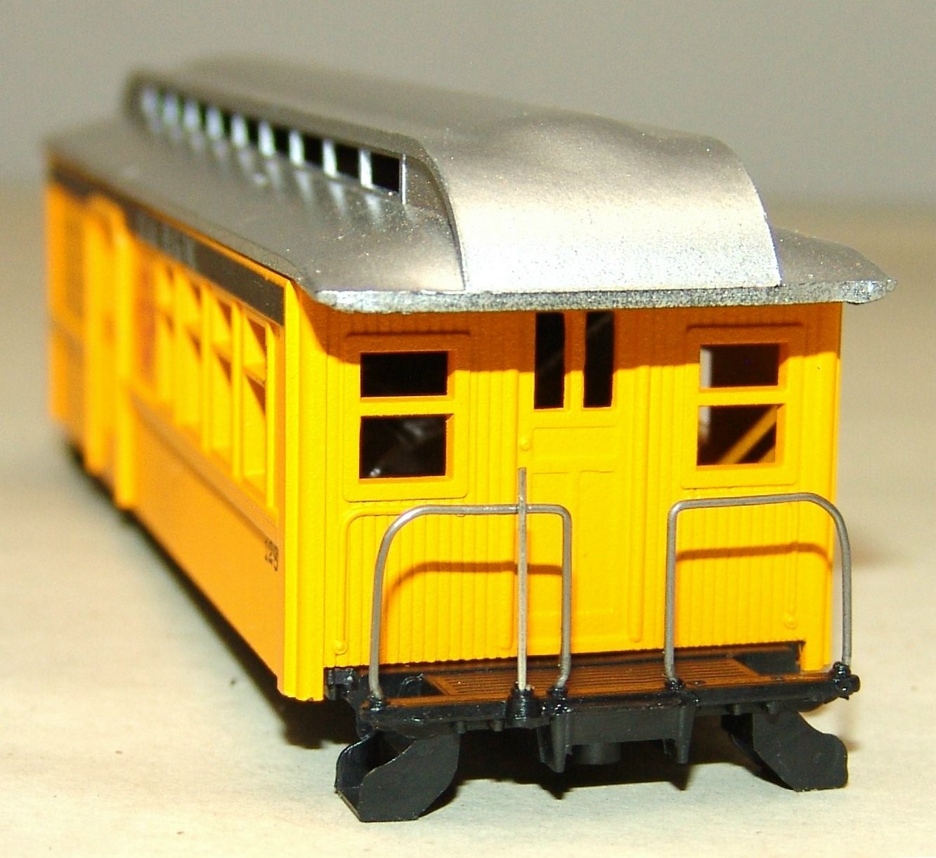 ROUNDHOUSE 2 FREIGHT FLAT PASSENGER OVERTON CARS AT&SF D&RGW (L87)