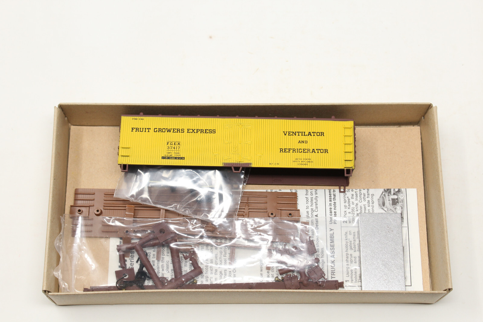 HO Walthers 932-2306 40′ Dreadnaught Reefer Fruit Growers Express FGEX 37417 Kit