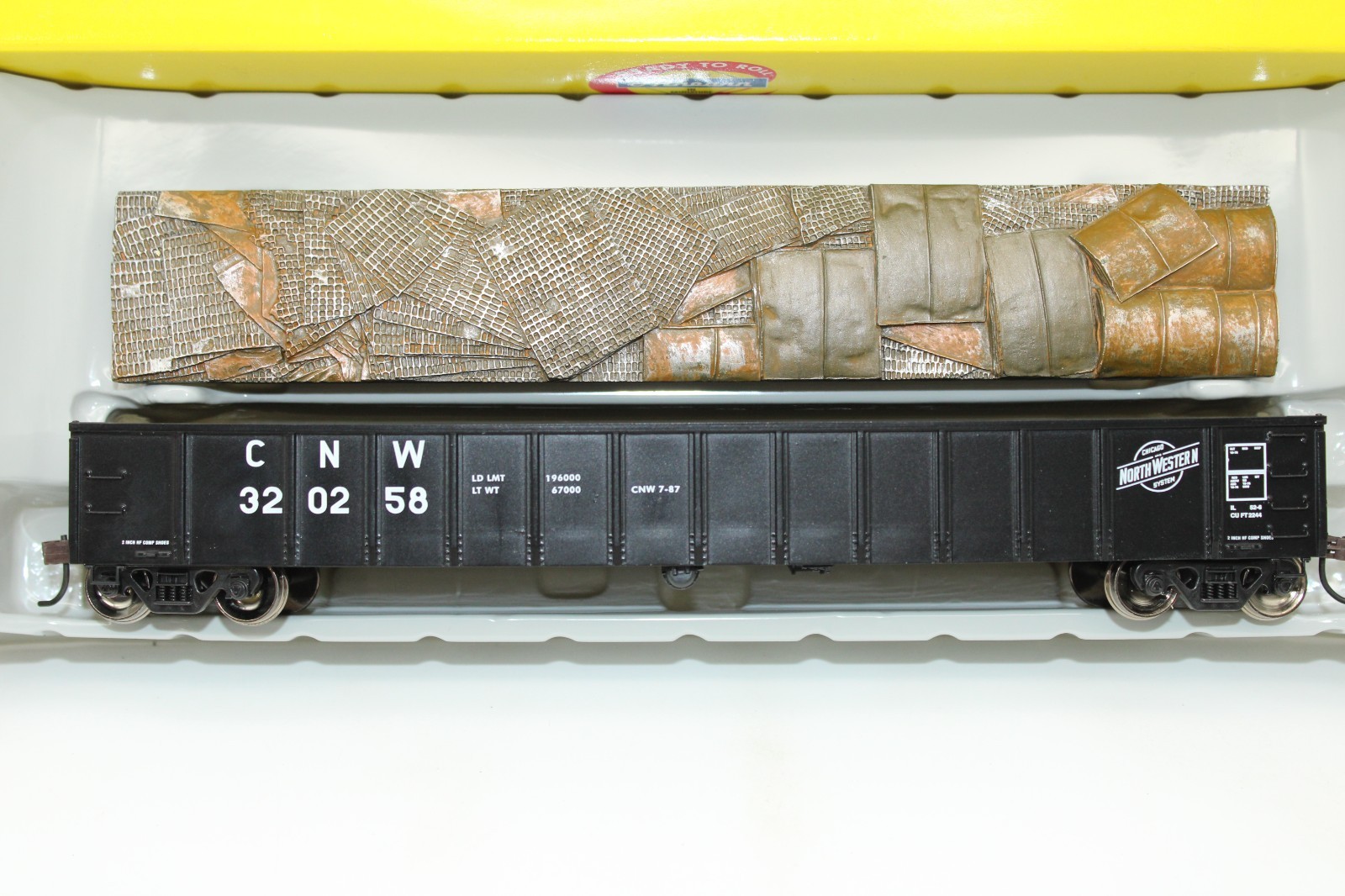 Athearn HO Scale C&NW Chicago North Western 52′ Mill Gondola w/ Scrap Load NOS