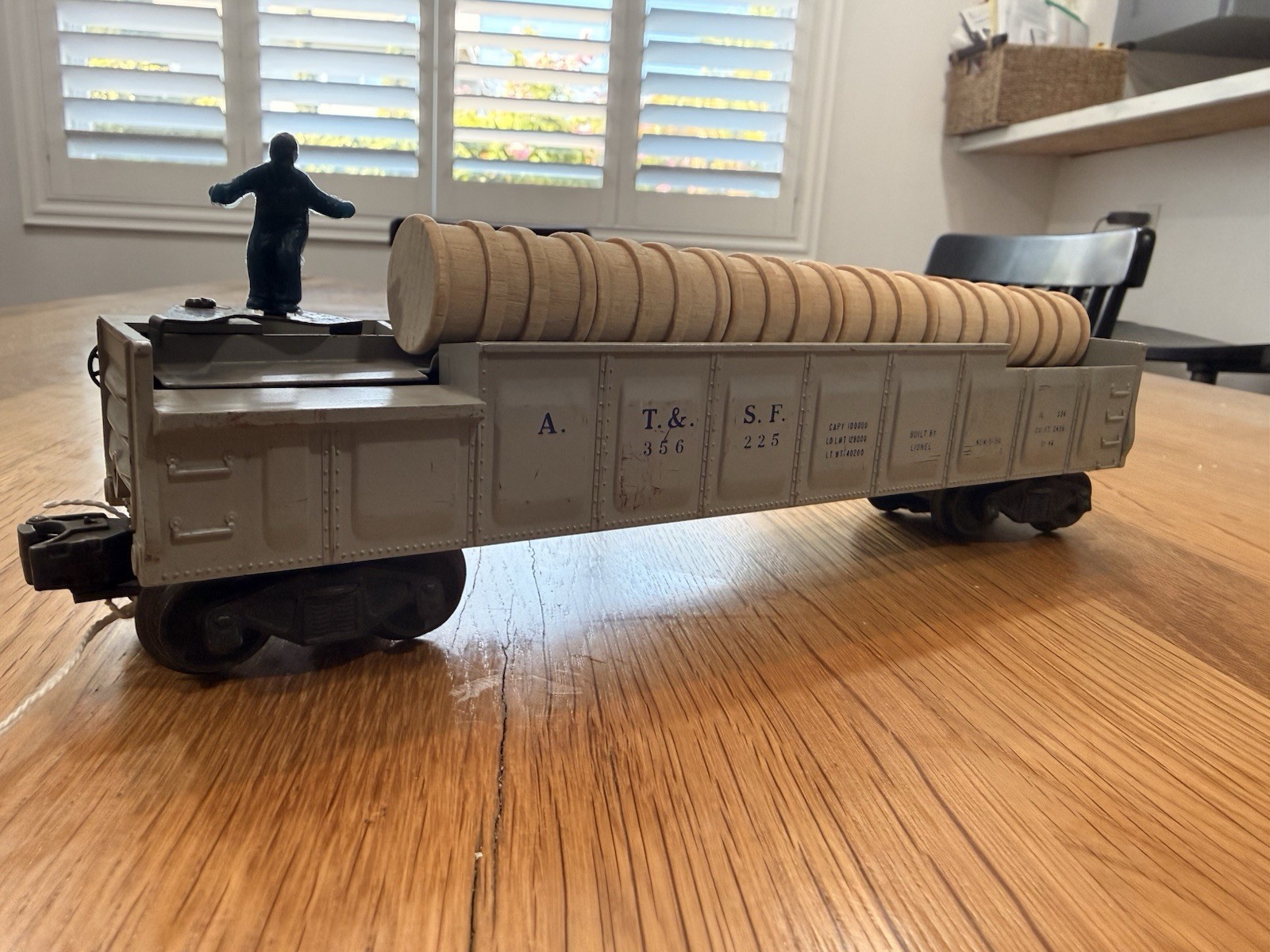 Lionel 356 Operating Barrel Car (Santa Fe ATSF 356), O Gauge. Barrels included