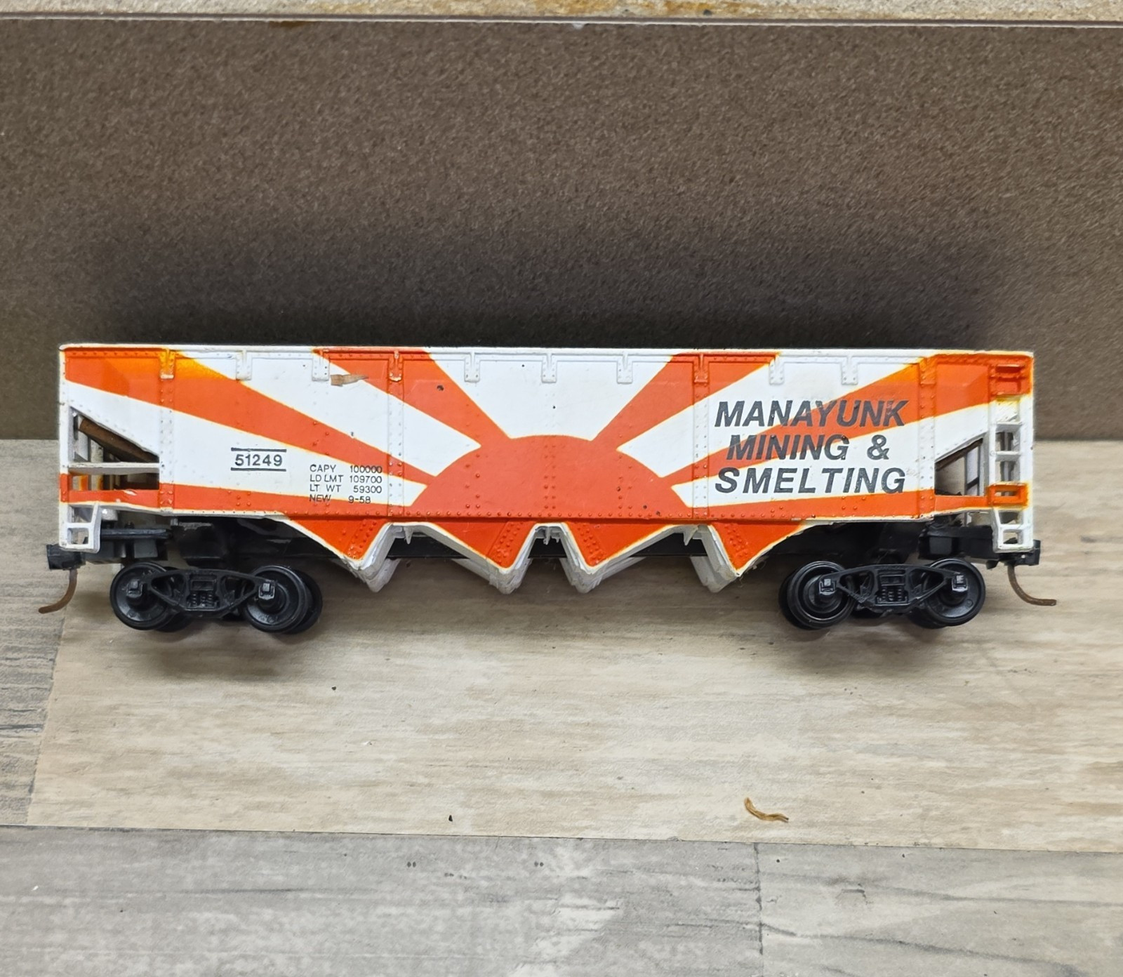 Accurail HO Freight Car Manayunk Mining & Smelting Orange White Black 51249