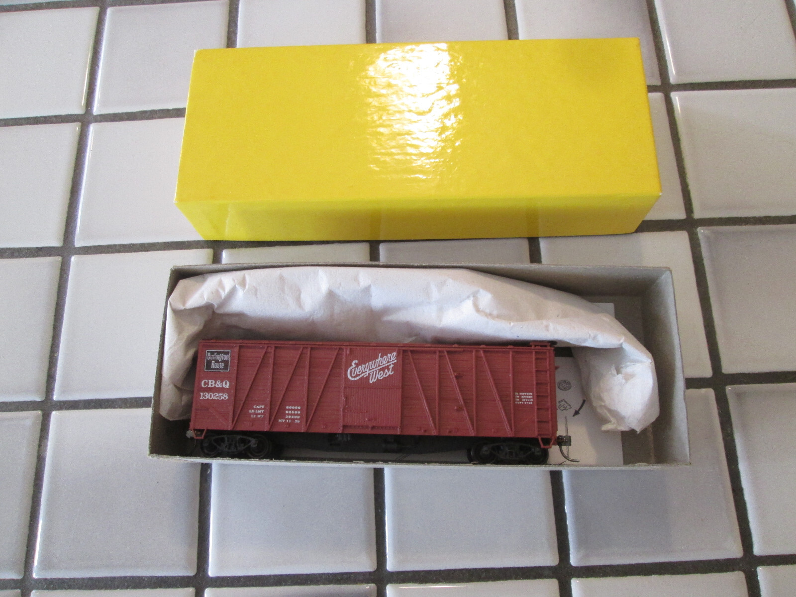 accurail C B & Q 40 foot box car HO scale