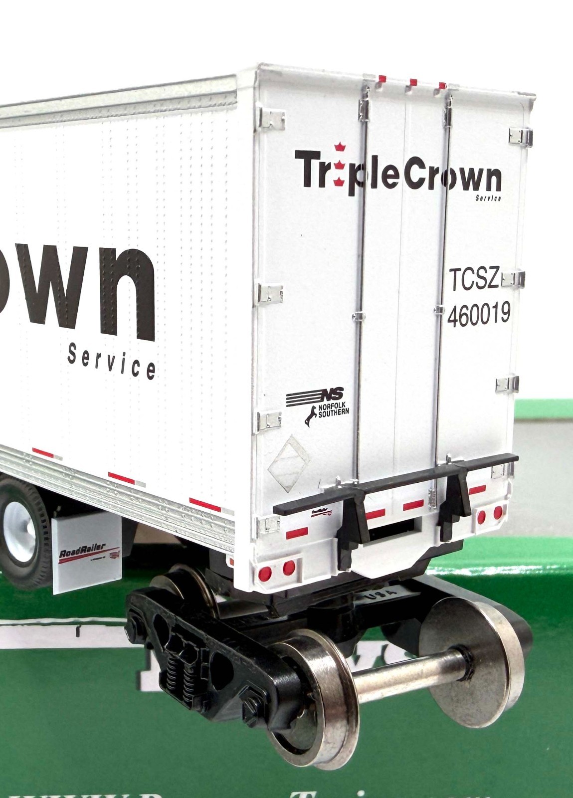 HO BOWSER 42977 53′ ROADRAILER RIVET SIDE TRIPLE CROWN LARGE LOGO NS # 460019