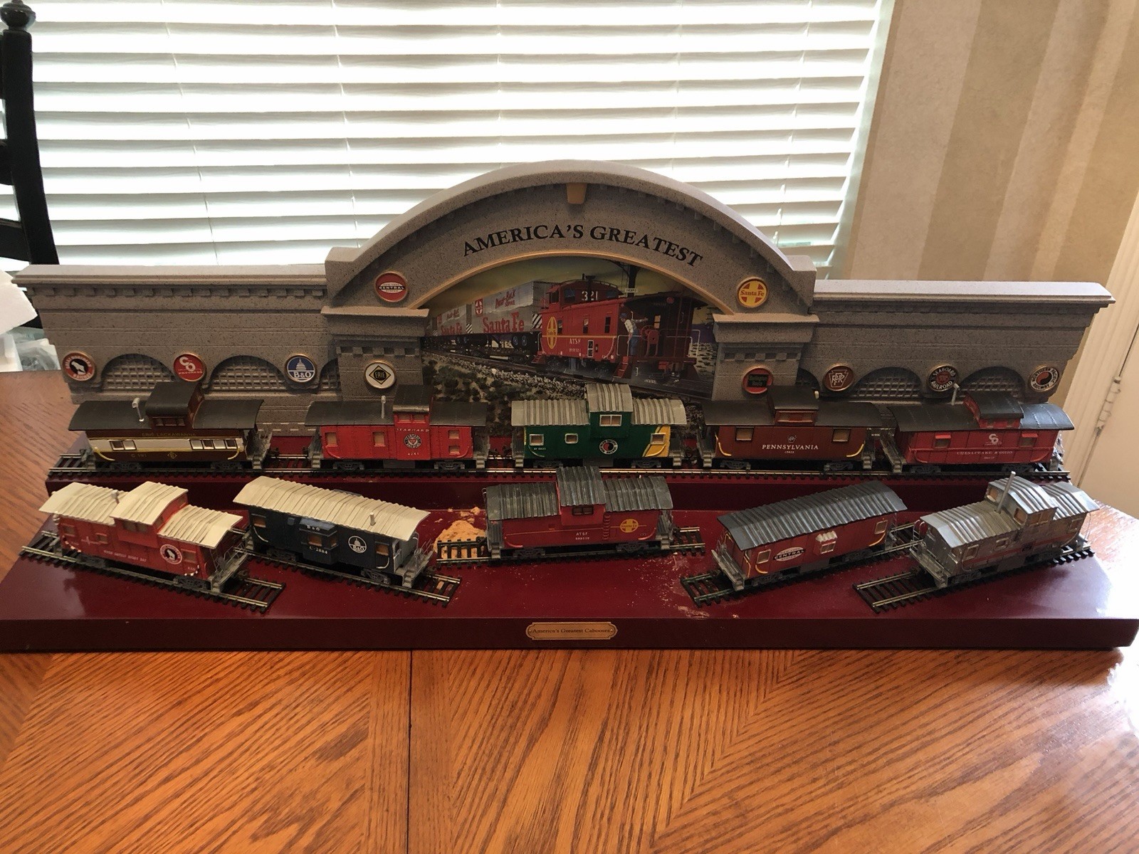 HO Scale Hawthorne Village, America’s Greatest Cabooses, 10 Cars & Display