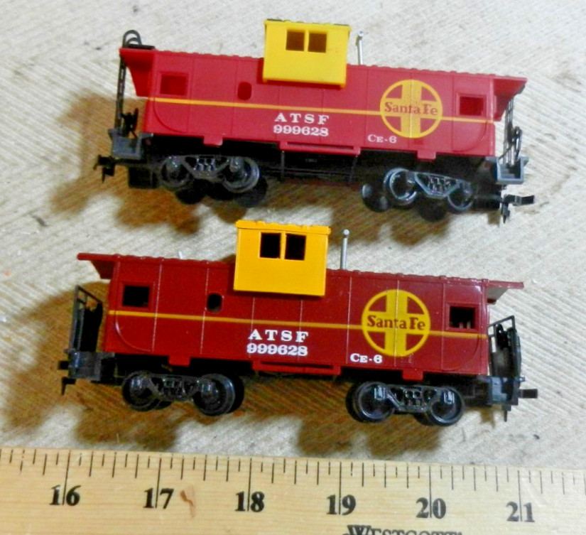 2 Bachmann HO Wide Vision Santa Fe Cabooses in OBs: 2 distinct variations! (C)