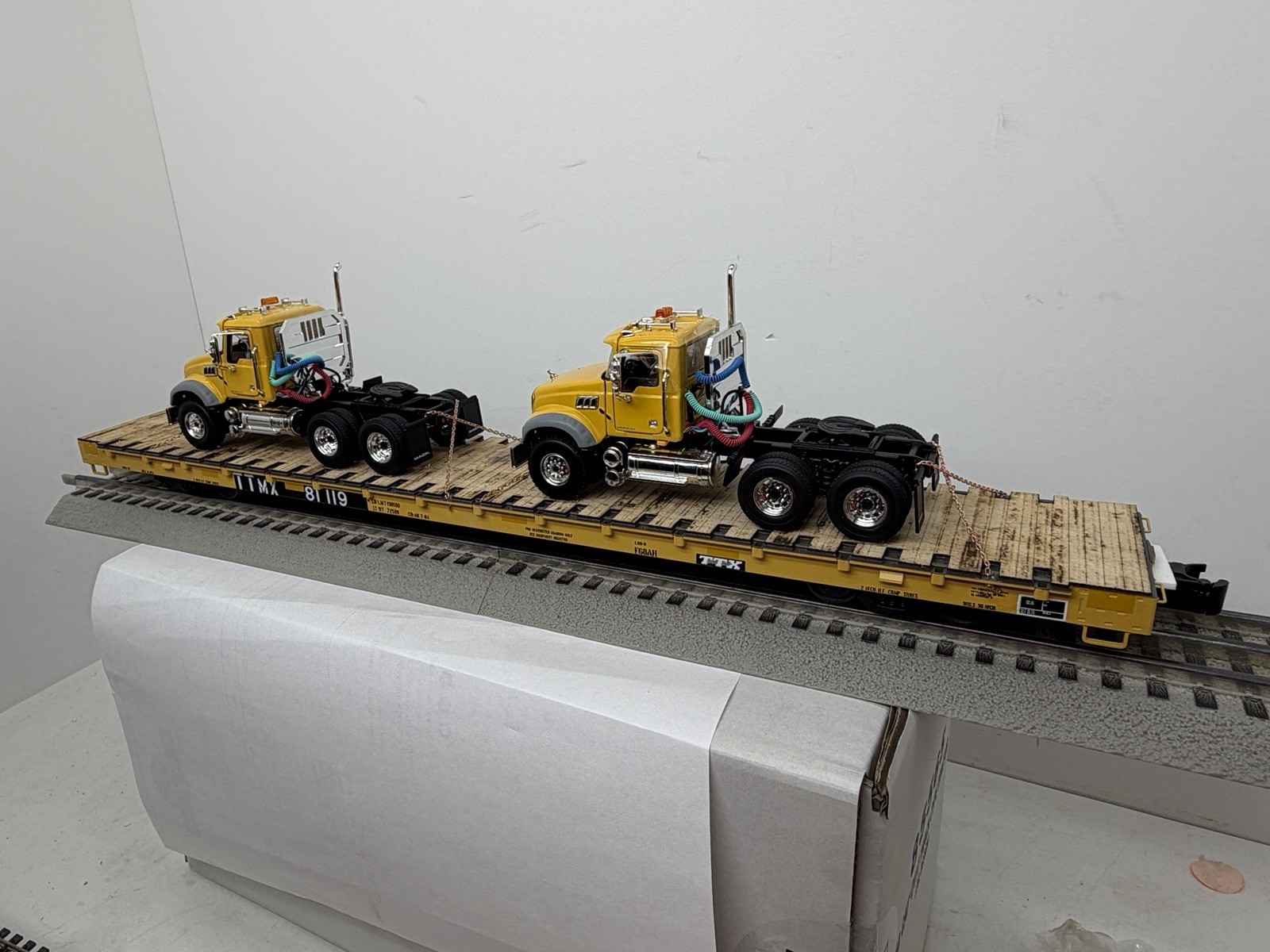ATLAS O 3 rail TTMX 81119 CUSTOM 68’ w/2 MACK GRANITE Road Tractors Ralphstrains