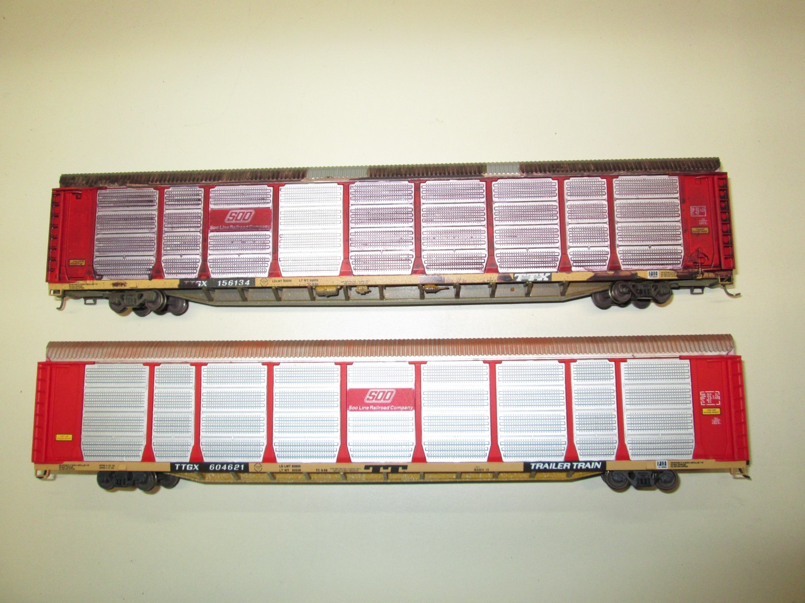 HO Scale Walthers Enclosed Car Carrier SOO LINE Railroad (Set of 2)