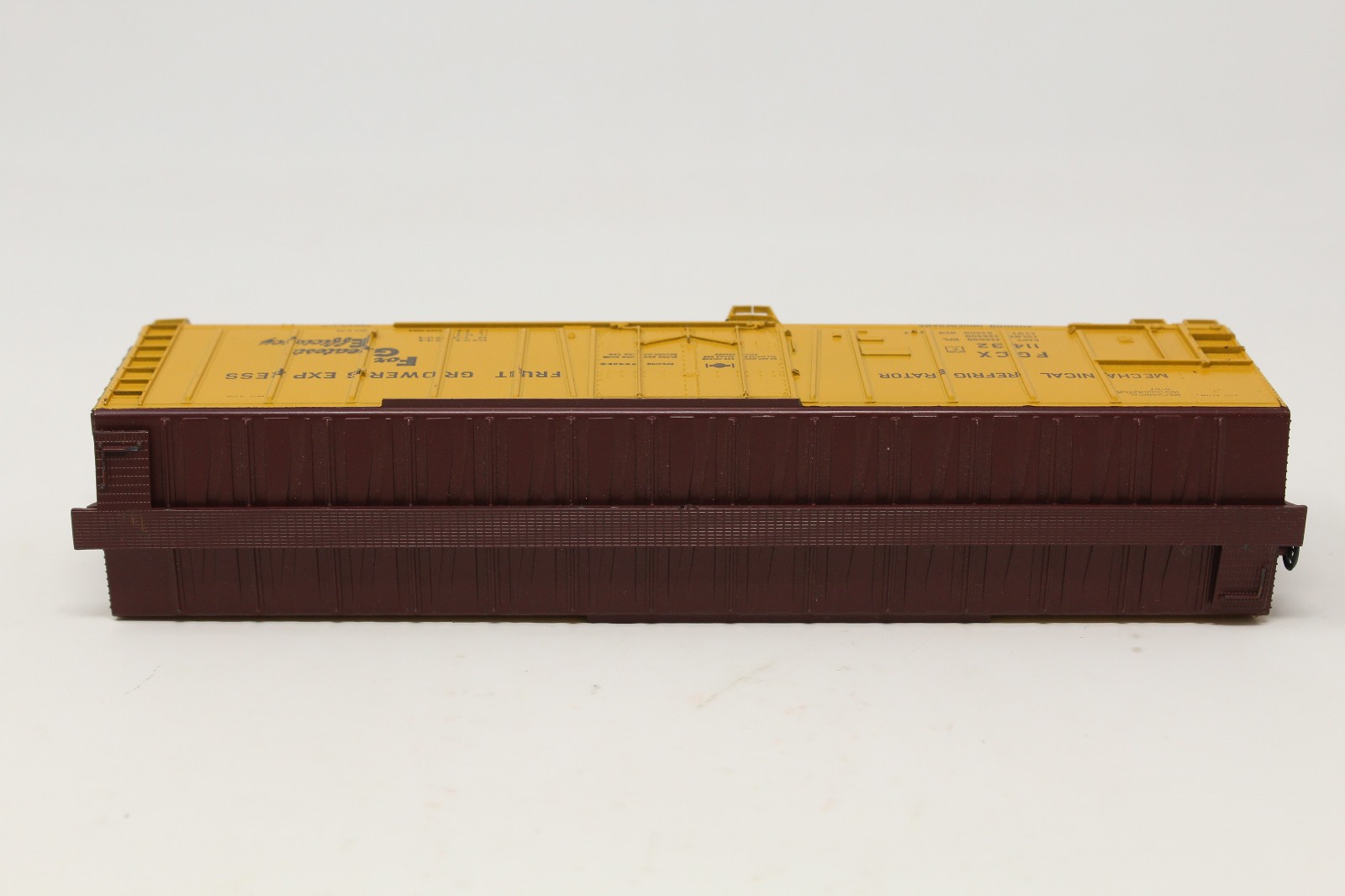 HO Scale Athearn 1633 50′ Reefer Fruit Growers Express FGCX 11432 RTR