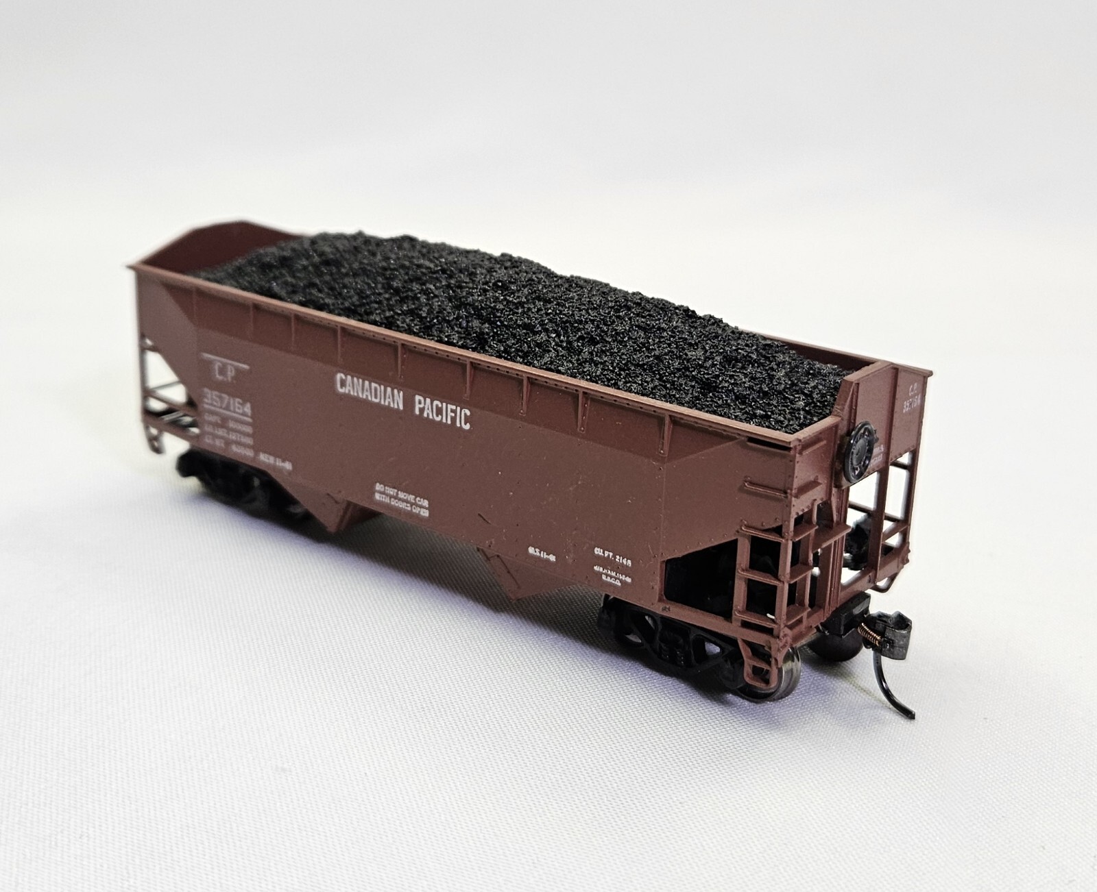 HO Scale Canadian Pacific C.P. 357164 Hopper Car 2 Bay with Coal Load Railroad
