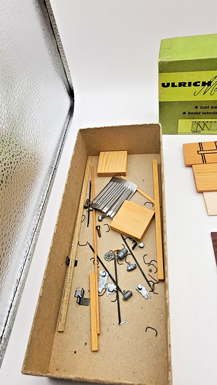 ULRICH HO 1:87 Texas & Pacific Wood Boxcar. Wood & Metal Kit With Sprung Trucks.
