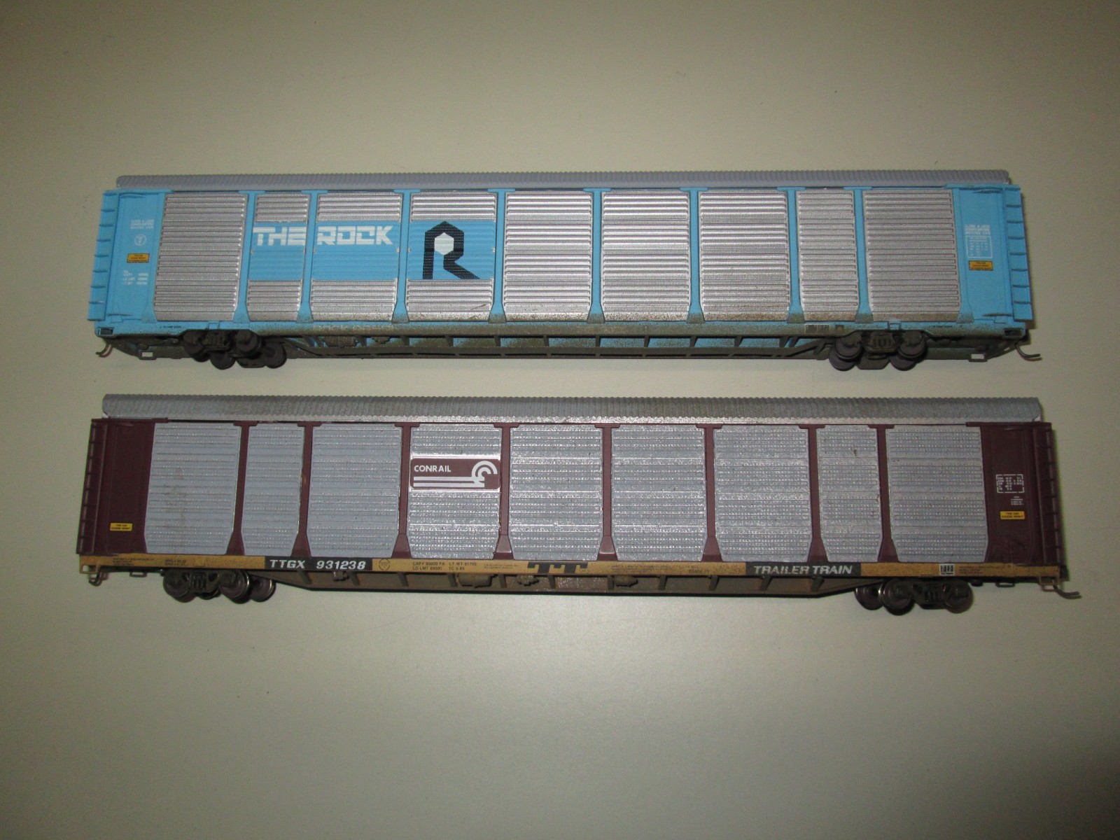 HO Scale Walthers Enclosed Car Carrier (THE ROCK & CONRAIL) Railroad (Set of 2)