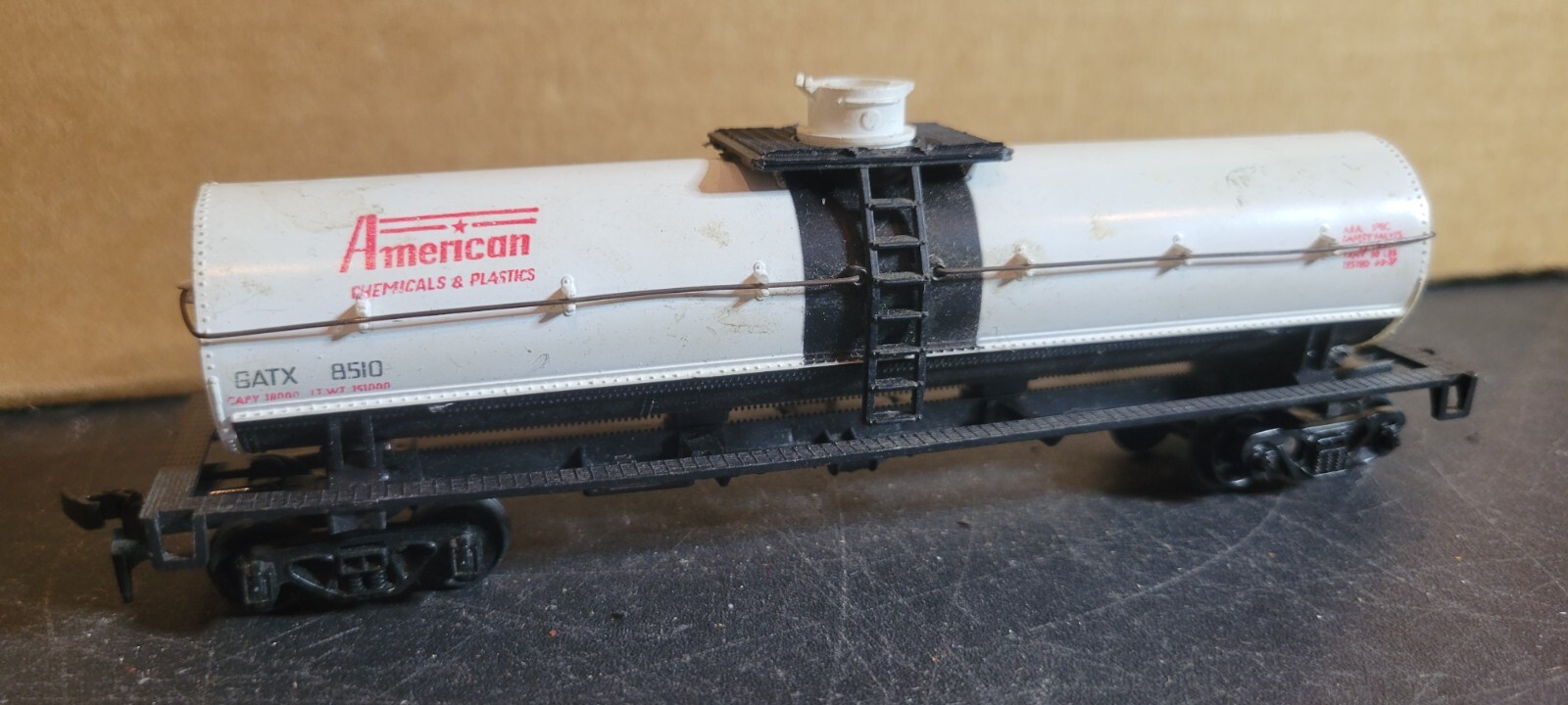 CH9H HO Scale Train Car AMERICAN CHEMICALS&PLASTICS GATX 8510 TANKCAR HORN HOOK