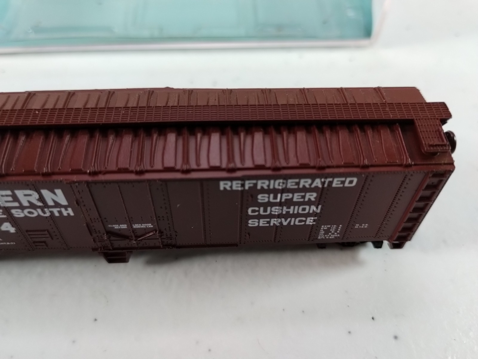 Atlas 3655 Southern Railway #904 50′ Reefer MTL Body Mount Couplers N Scale