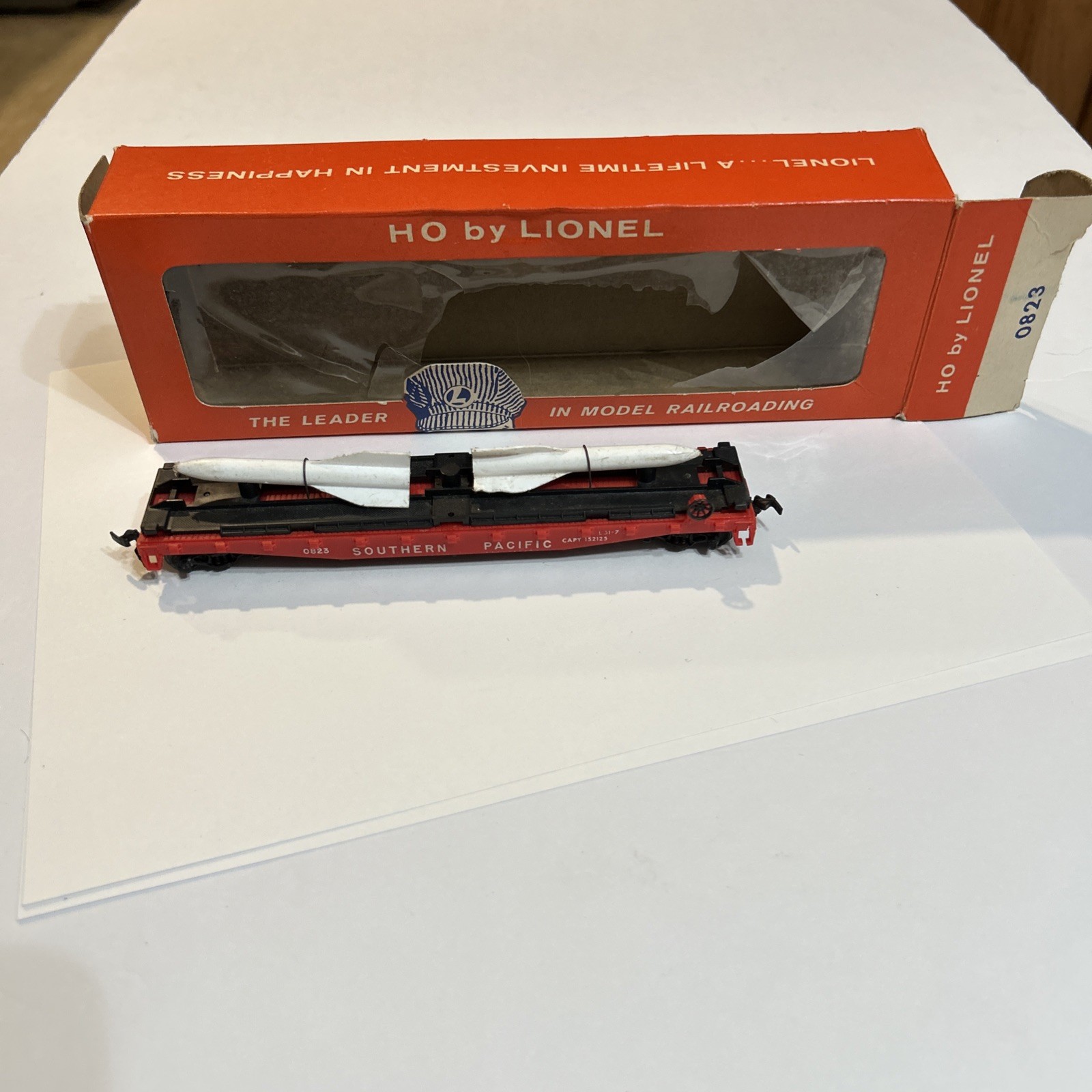 Lionel HO Scale Flat Car Southern Pacific #0823 With Missile Rocket Load