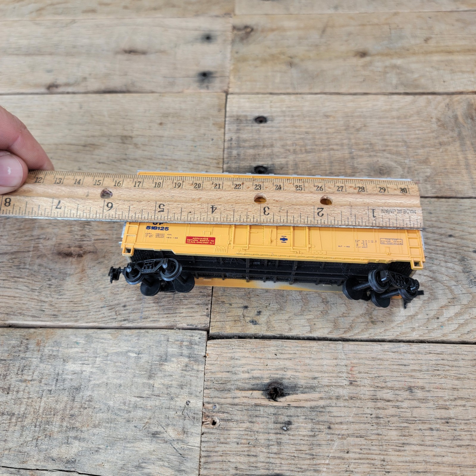 Union Pacific Automated Railway 50′ Box Car Model Railroad Train Cushioned Load