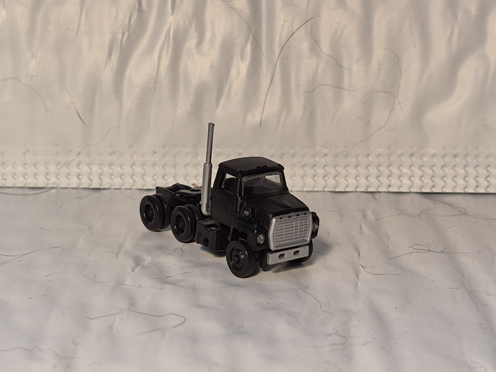Atlas #2921 Black 1984 Ford 9000 Tractor N scale