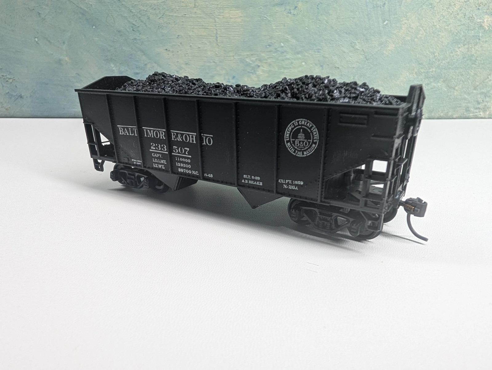 Athearn HO Scale 34′ Open Hopper w/ Coal Load Baltimore and Ohio B&O #233507