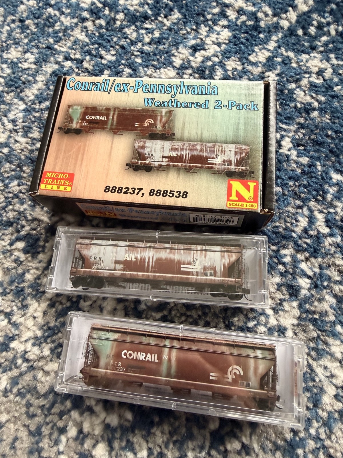 MICROTRAINS 98305102 N SCALE CONRAIL EX-PRR 3 BAY COVERED HOPPERS WEATHERED PAIR
