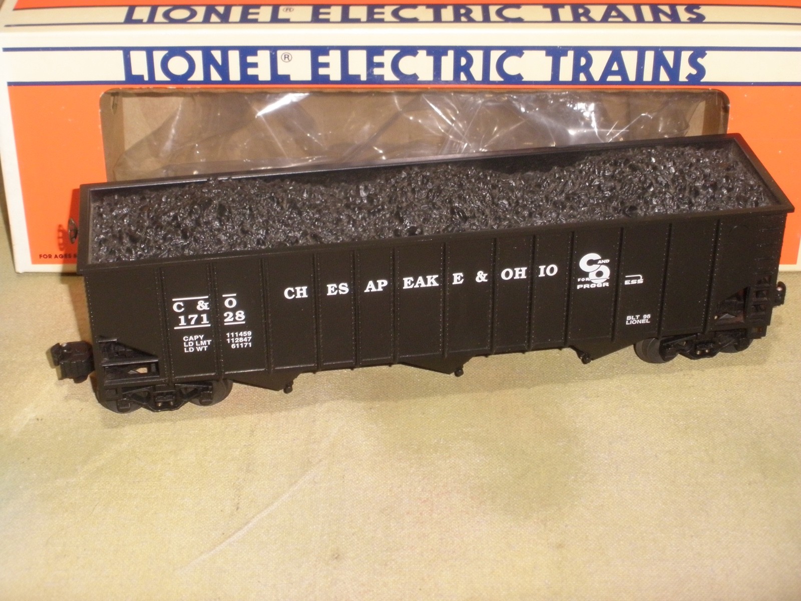 Lionel Chesapeake & Ohio Standard O 3-Bay Hopper w. Coal #17128