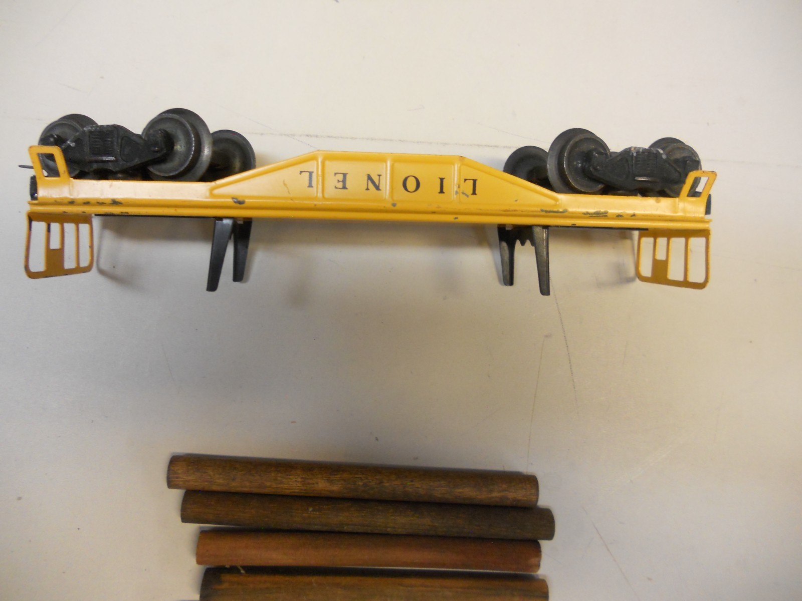6121 Lionel – O Gauge – Flatcar Yellow Pressed Steel or 6111 with 5 logs