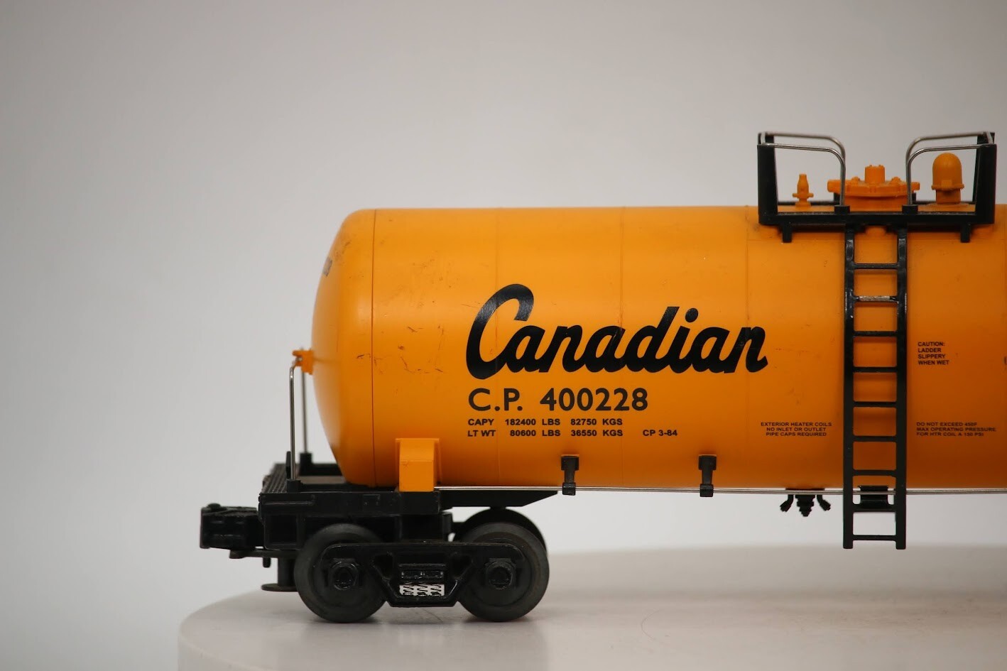 MTH 1984 O SCALE #400228 C.P. Canadian Pacific Yellow Single dome TANK CAR