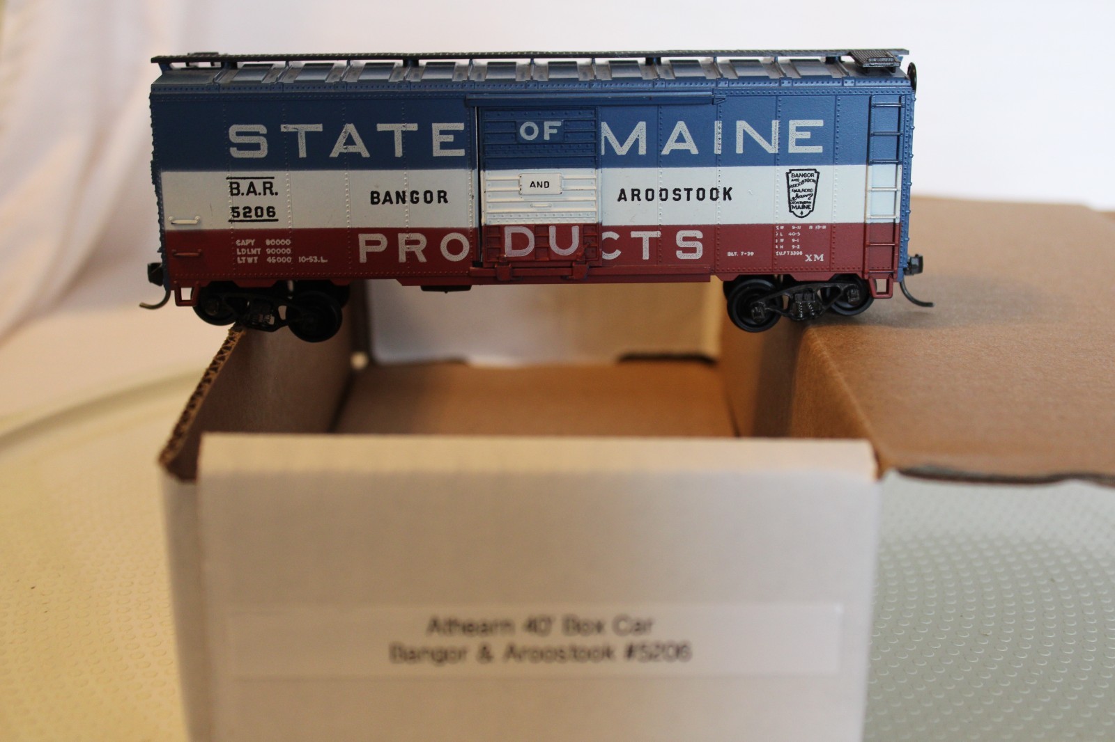HO Scale Athearn, 40′ Box Car, Bangor & Aroostook, #5206 Red, White Blue (WB)