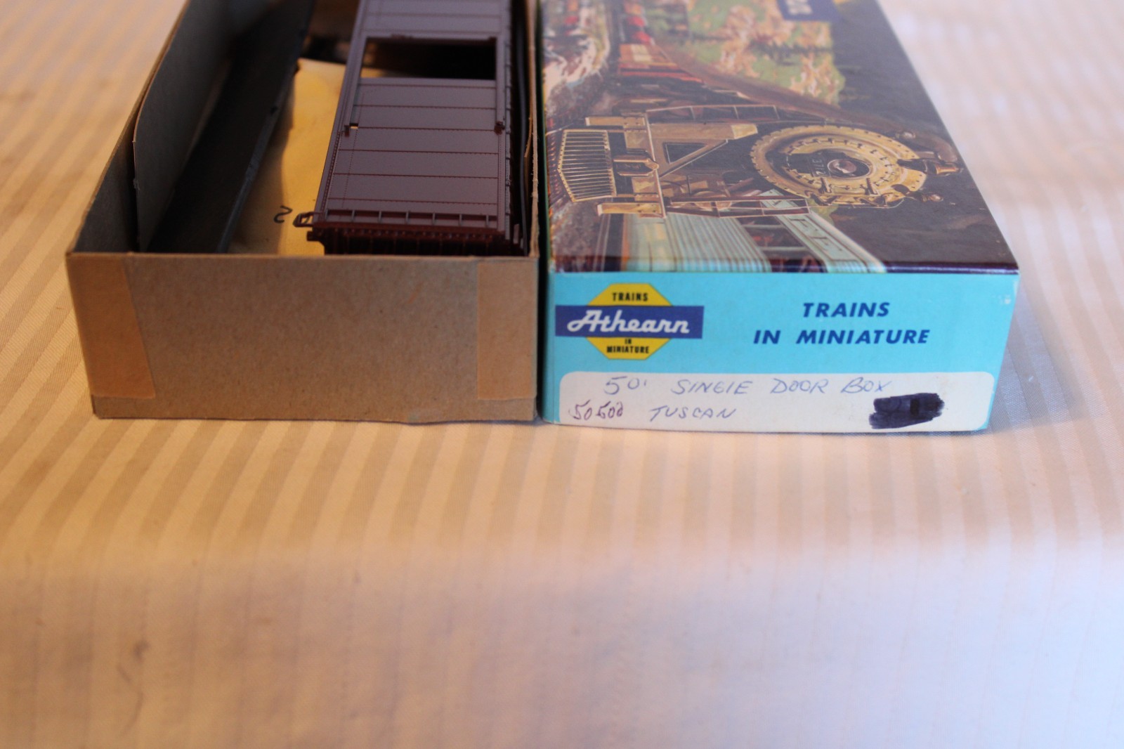 HO Scale Athearn 50′ Box Car, Undecorated, Brown, BNOS