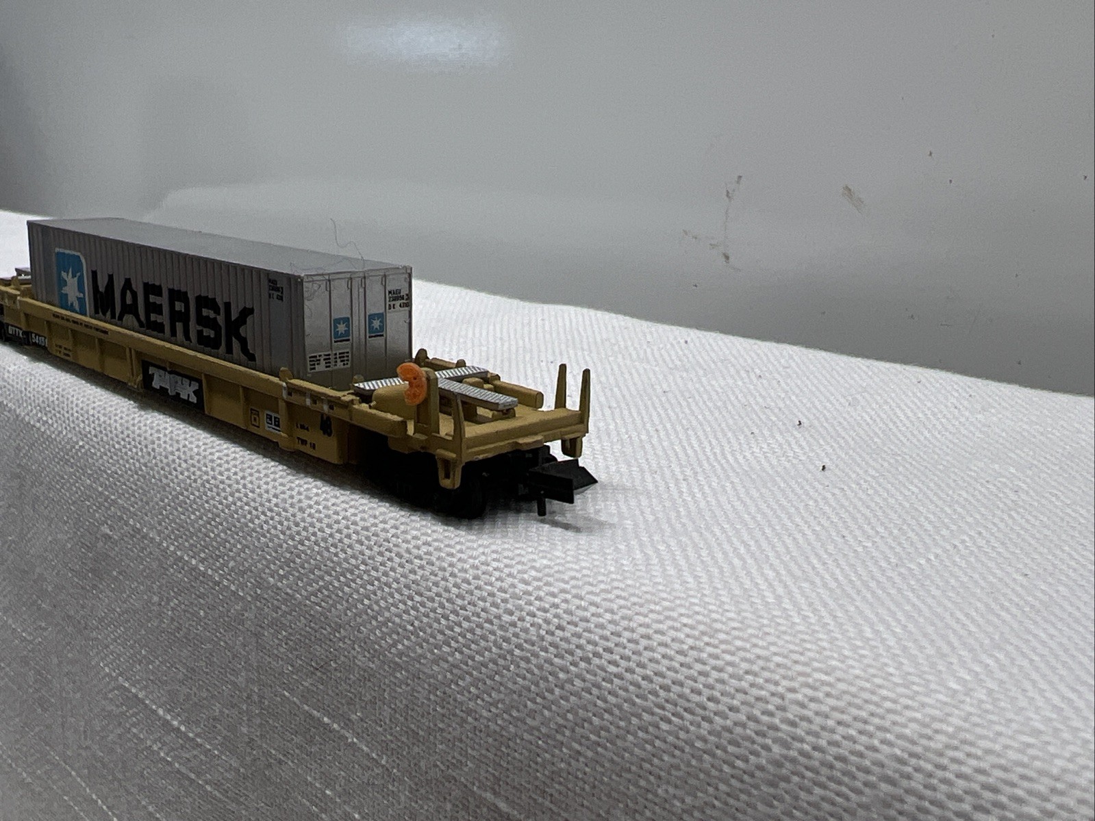 N Scale TTX Well Car With Maersk Container Die Cast Frame