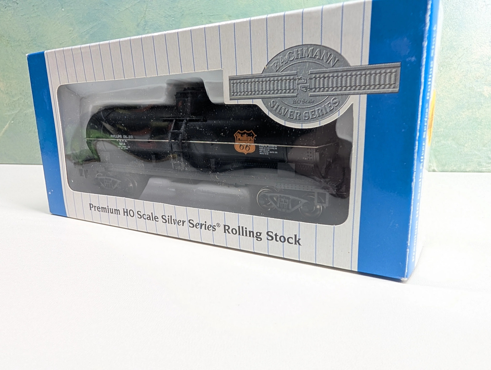 Bachmann 17840 HO Scale 40′ Single Dome Tank Car Phillips 66 #9214 Metal Wheels