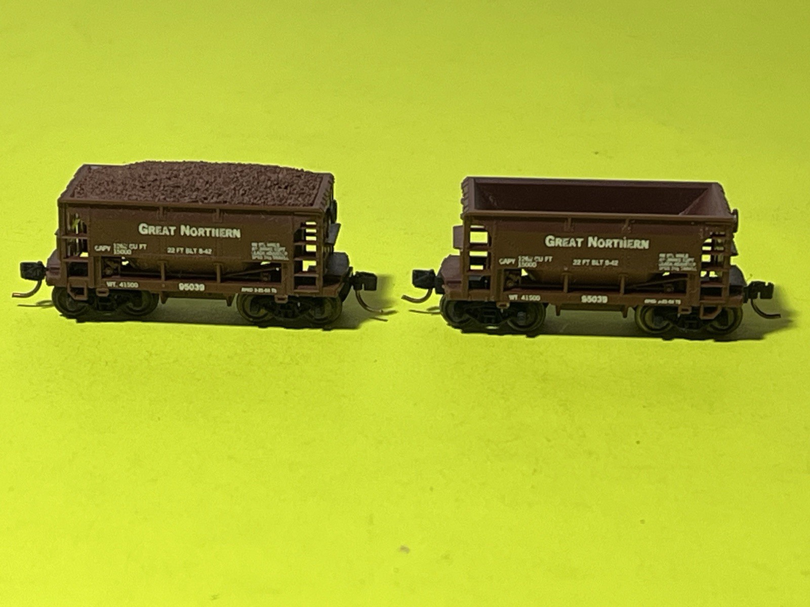 ATLAS 2453 GREAT NORTHERN GN 2 ORE CARS TUSCAN #95039 MT COUPLERS N SCALE