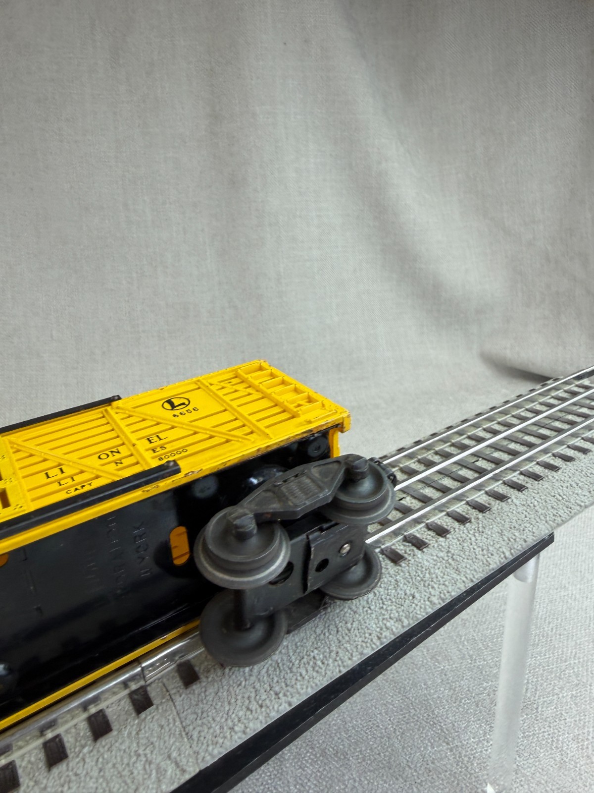 Lionel Train Yellow 6656 Slat Wall Stock Cattle Car