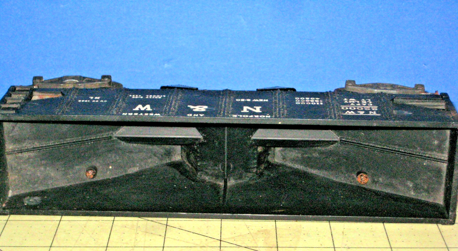 Lionel N&W operating dump hopper. #3456 Metal trucks, opening dump gates RTR