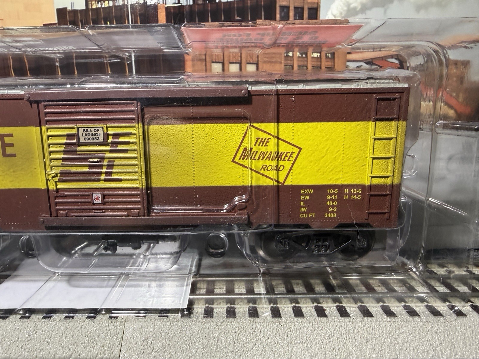 Menards #279-8948 & 279-4418 – Milwaukee Road Coal Hopper & Weathered Boxcar Set