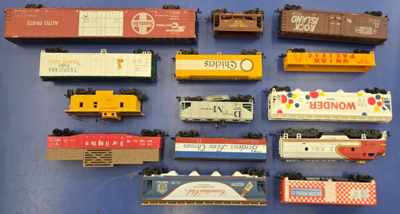 14pc Lot HO Gauge AHM American Brands Freight Cars & Dummy Loco Plastic Wheels