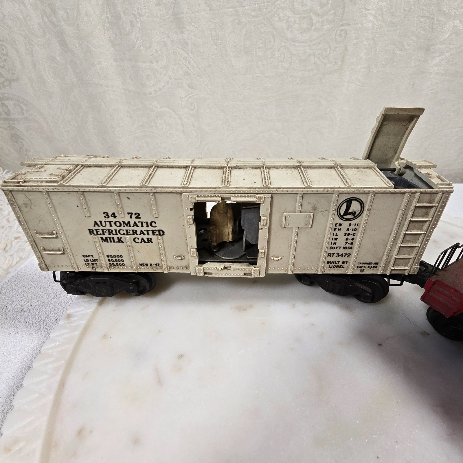 LIONEL AUTOMATIC REFRIGERATED MILK CAR (#3472 ) & RED VINTAGE CABOOSE (#2257)