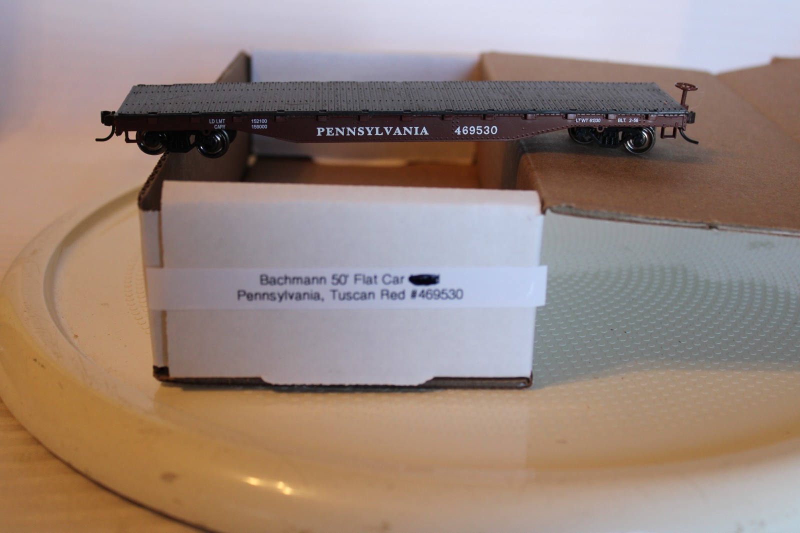HO Scale Bachmann, 50′ Flat Car, Pennsylvania, Tuscan Red, #469530 (wb)