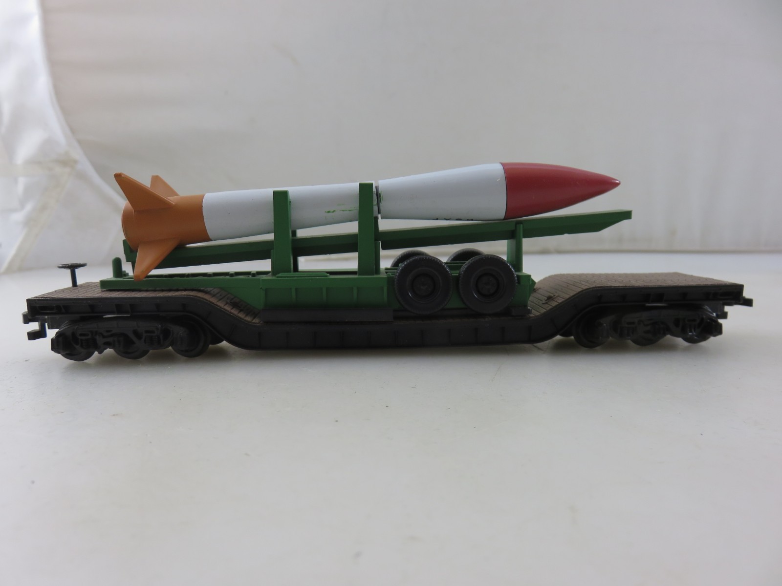 Bachman 71300 HO 52′ Flat With USAF Missile Freight Gondola Car Hong Kong Made
