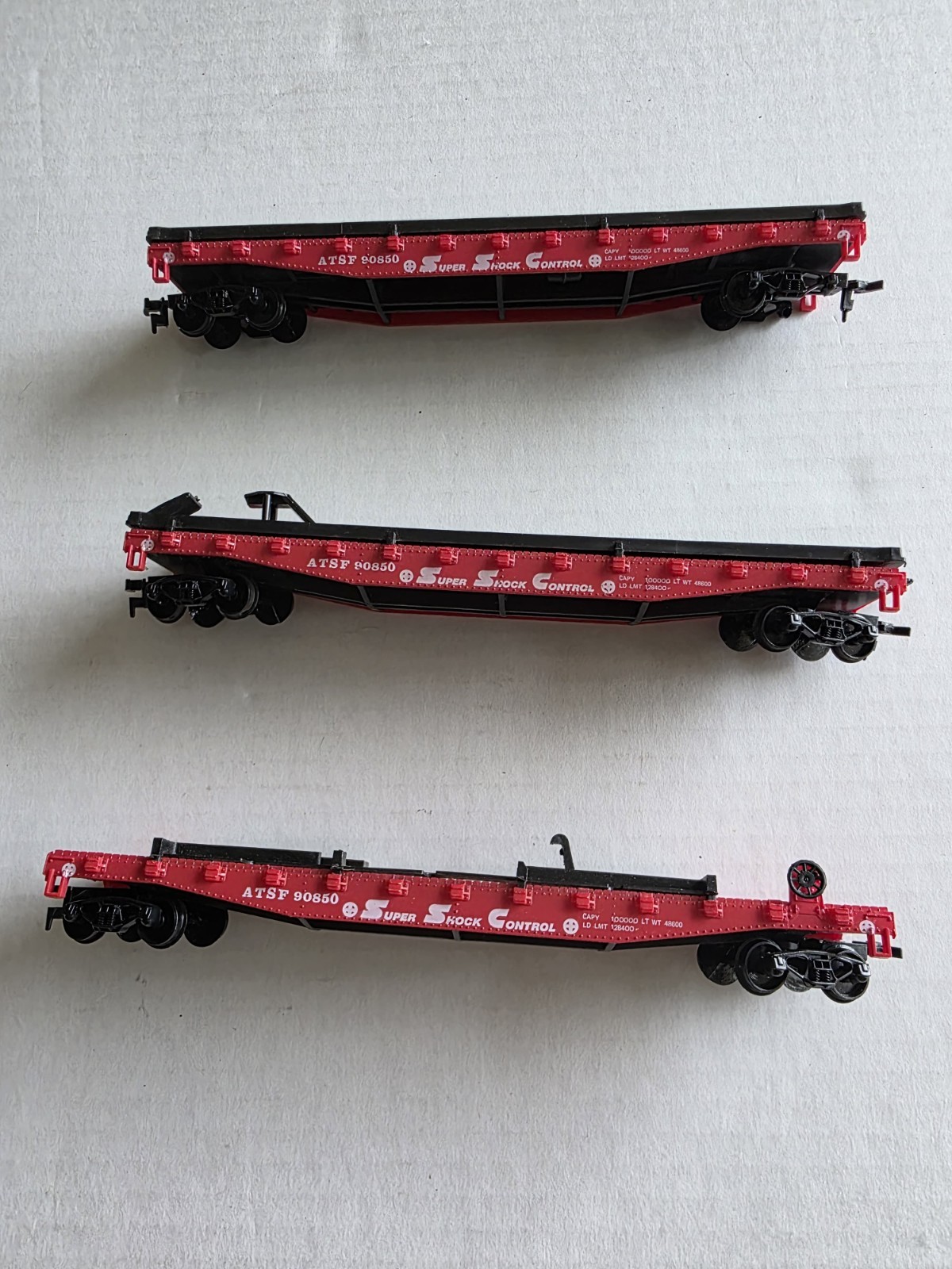 Athearn HO Santa Fe ATSF Flat Car 90850 Lot of 3 Red Black Plastic 1:87