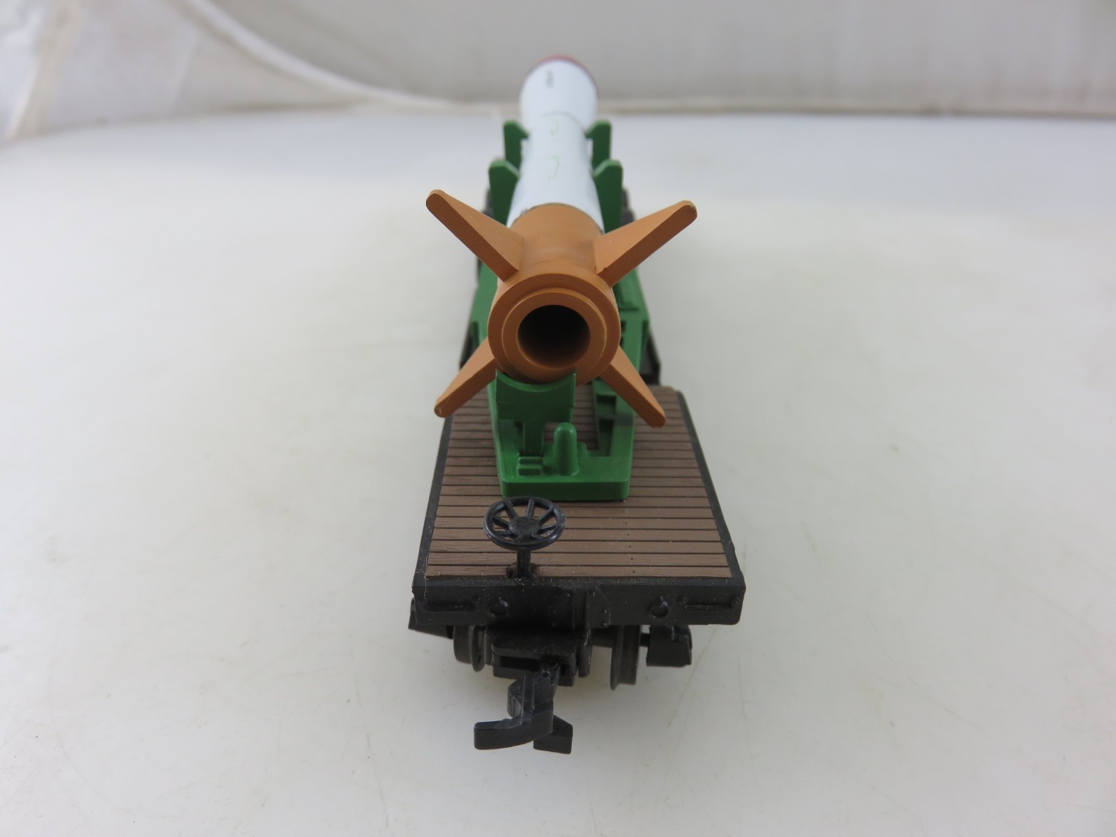 Bachman 71300 HO 52′ Flat With USAF Missile Freight Gondola Car Hong Kong Made