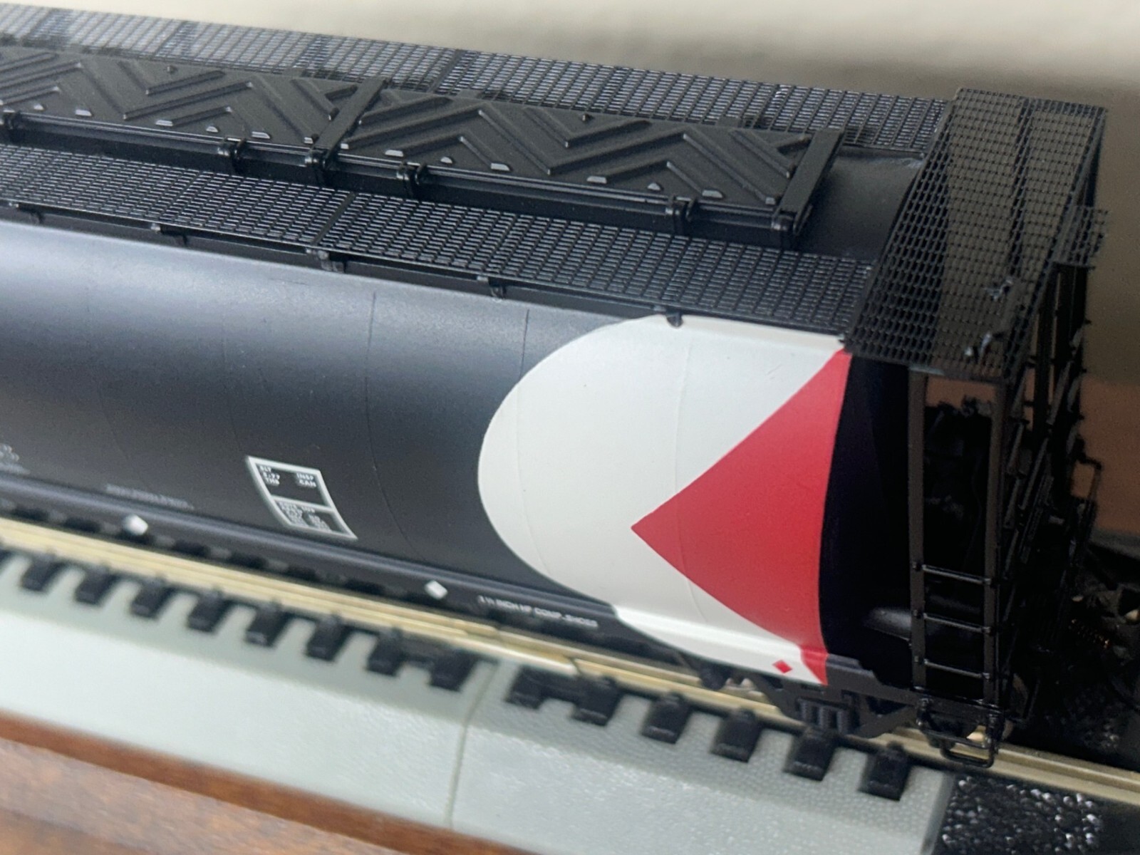 CANADIAN PACIFIC MULTI-MARK PACMAN BLACK CYLINDRICAL HOPPER CAR HO Scale NEW